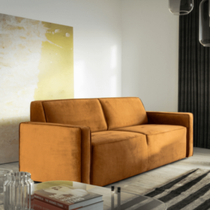 Wygodna minimalistyczna sofa Muto w musztardowej tapicerce na tle białej ściany z obrazem.